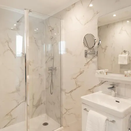 Derby Eiffel Hotell 4*