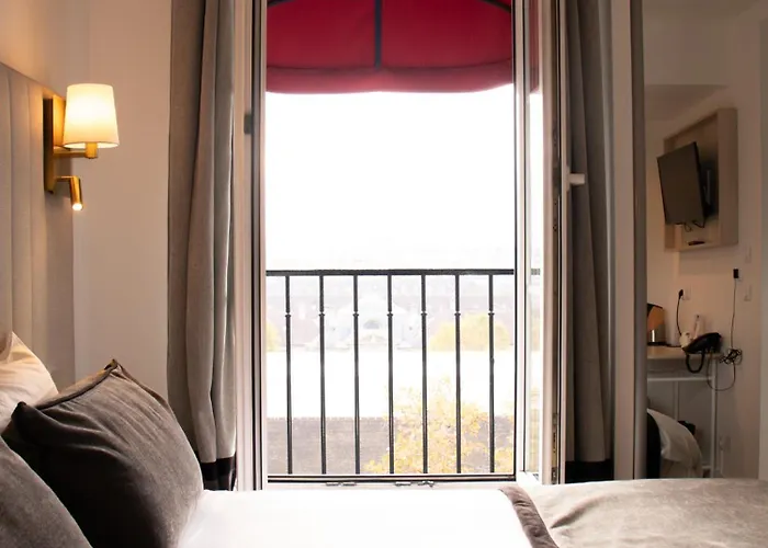 Derby Eiffel 4* Paris